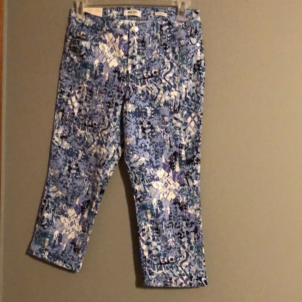NINE WEST CAPRI JEANS SIZE 8! NEW WITH TAGS ON IT! SMOKE FREE HOME!